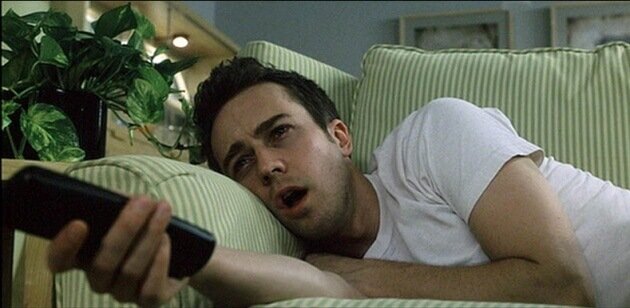 mężczyzna na kanapie