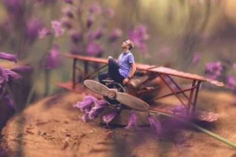 mężczyzna na samolocie