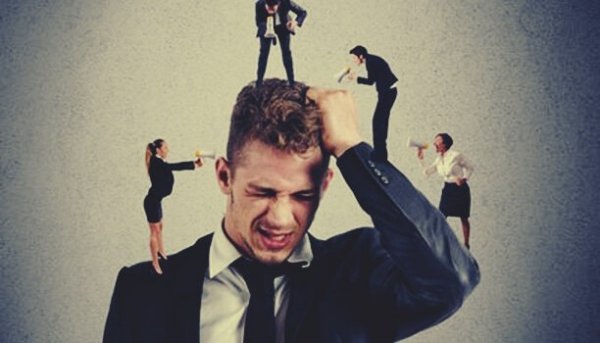 mężczyzna obrażany przez innych