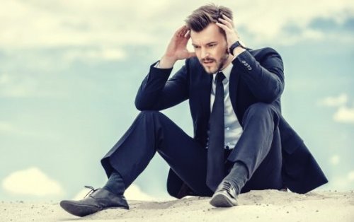 mężczyzna w garniturze