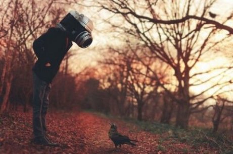 mężczyzna z kamerą zamiast głowy