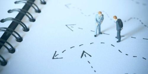 Mężczyźni zastanawiają się - myślenie odwracalne