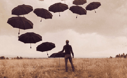 Przygnębienie - człowiek z parasolami