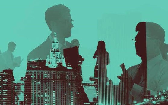 rozmawiający ludzie