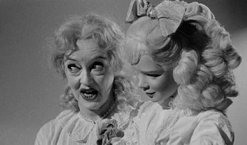 Scena z filmu Baby Jane - przerażająca kobieta i lalka