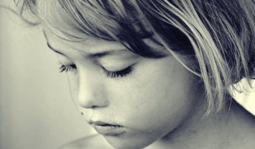 smutna dziewczynka z zamkniętymi oczami