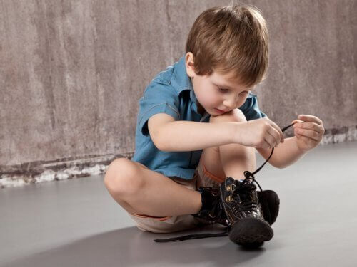 chłopiec wiążący buty