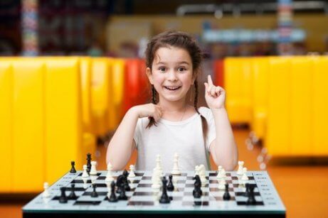Dziewczynka gra w szachy.