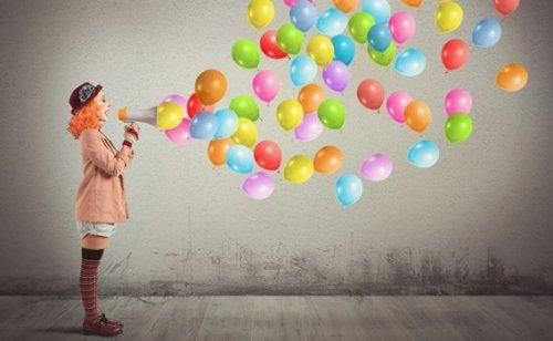 Klaun i kolorowe balony