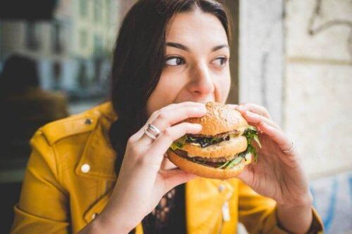 Kobieta je hamburgera