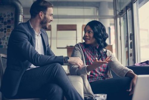 Mężczyzna i kobieta rozmawiają uśmiechnięci