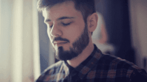 Mężczyzna myśli z zamkniętymi oczami