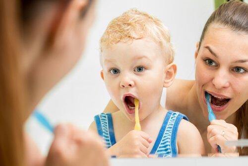Chłopiec i matka myją zęby
