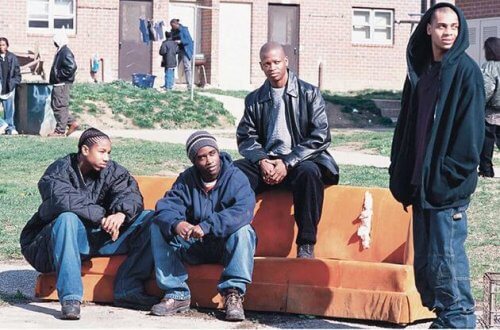"Prawo ulicy" - czterech czarnych facetów na podwórku
