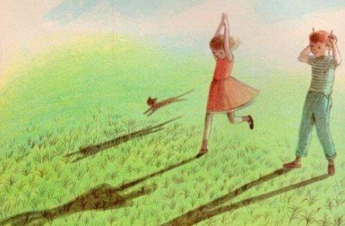 Dzieci podczas zabawy na trawie