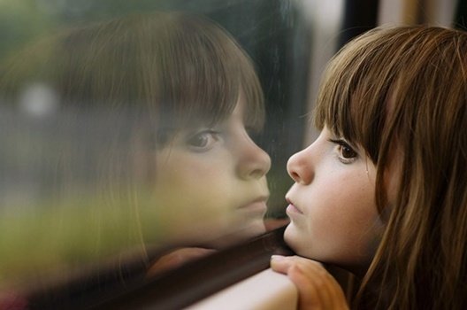 Dziecko patrzące przez okno
