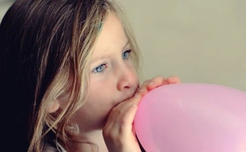 Balonowe oddychanie uspokaja dziecko w zabawny sposób