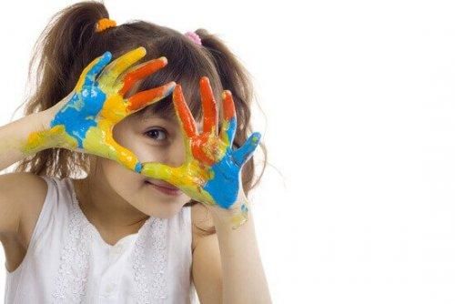 Dziewczynka z rękami kolorowymi od farby