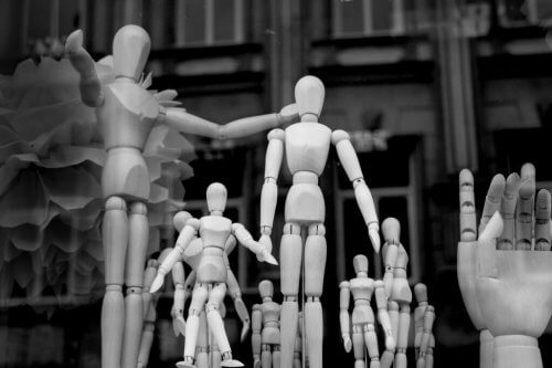 Radykalizacja - Drewniane figurki ludzi