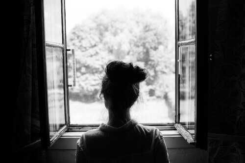 Kobieta patrząca przez okno