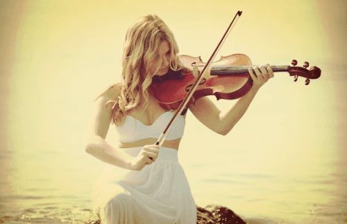Kobieta gra na skrzypcach