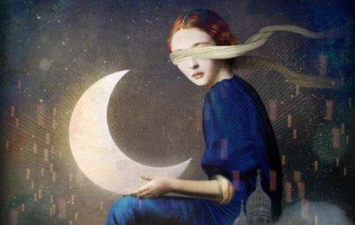 Kobieta z opaską na oczach trzymająca księżyc.