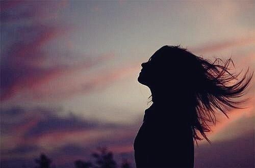 Kobieta z włosami rozwianymi przez wiatr