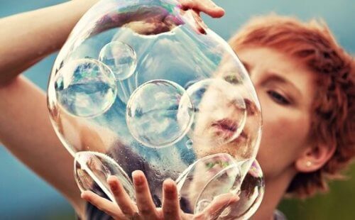 Kobieta z bańką mydlaną