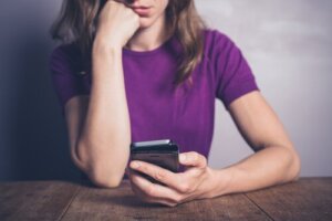 Syndrom FOMO: strach przed byciem wykluczonym