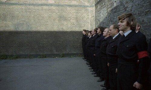 Kadr z filmu "Mechaniczna pomarańcza" - chłopcy przy ścanie