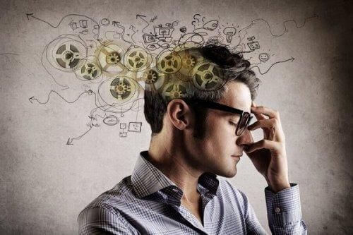 Mężczyzna w okularach myśli