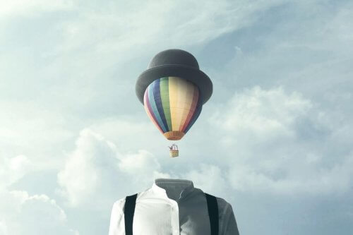 mężczyzna z balonem zamiast głowy