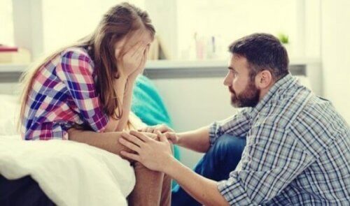 Ojciec rozmawia z córką.