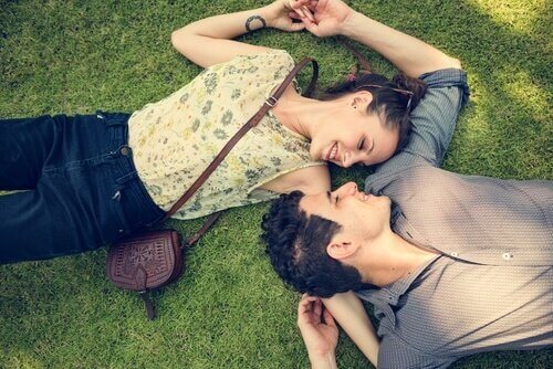 Miłość - para na trawie