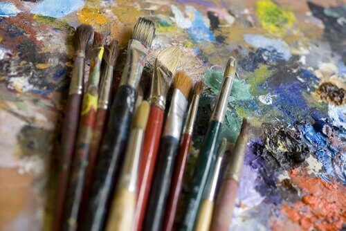 pędzle sztuka - pokonanie traumy poprzez sztukę