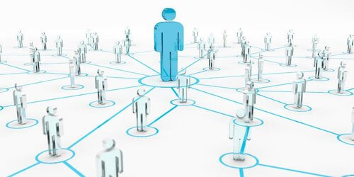 Figurki ludzi i ich lider.