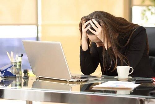 Zestresowana kobieta przy laptopie