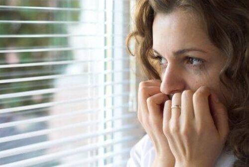 Zestresowana kobieta przy oknie - panofobia