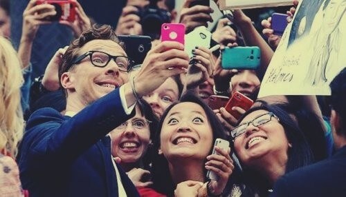Benedict Cumberbach robi selfie z fanami