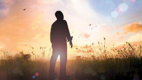 Człowiek patrzący na niebo - osobowość INFP