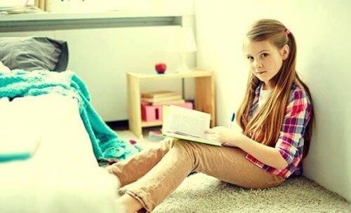 Dziewczyna czyta książkę sama w pokoju