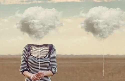 Kobieta z chmurą zamiast głowy