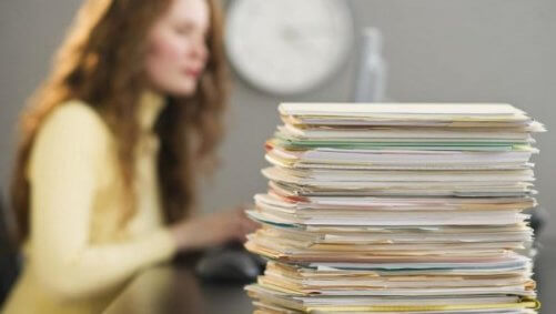 prokrastynacja i skumulowane dokumenty na biurku
