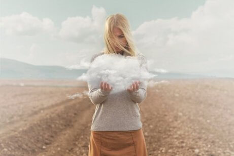Kobieta trzyma w dłoniach chmurę