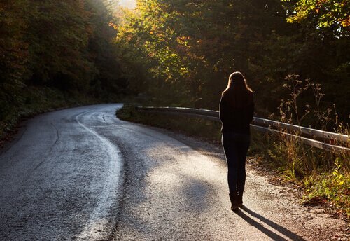 Kobieta na leśnej drodze - poczucie własnej skuteczności