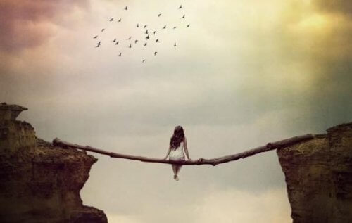 Kobieta siedząca na gałęzi