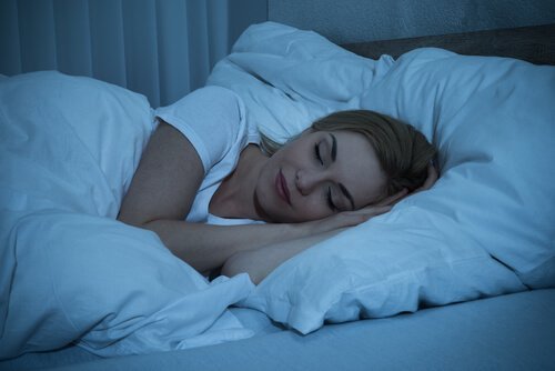Kobieta śpiąca w łóżku - gorąca strefa w mózgu