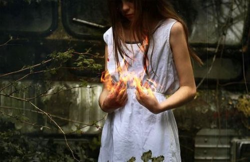 Kobieta trzymająca ogień