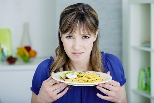 Kobieta z talerzem nieświeżego jedzenia