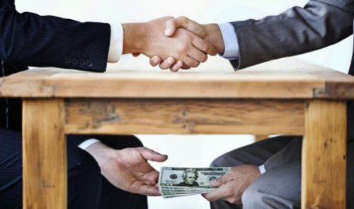 korupcja przekazywanie pieniędzy pod stołem